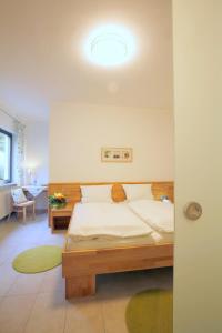 1 dormitorio con 1 cama con luz en el techo en Flörsbacher Hof, en Flörsbachtal