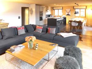 Foto dalla galleria di Chalet Chalet Astoria by Interhome a Crans-Montana