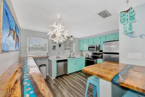 Køkken eller tekøkken på MERMAID HOUSE WITH POOL JACUZZI STEPS to SIESTA KEY BEACH