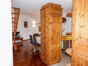Posezení v ubytování Apartment Chesa Polaschin E - E21 - Sils by Interhome