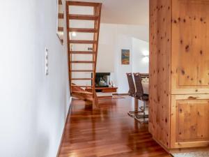 TV a/nebo společenská místnost v ubytování Apartment Chesa Polaschin E - E21 - Sils by Interhome