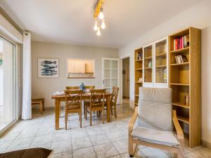 eine Küche und ein Esszimmer mit Tisch und Stühlen in der Unterkunft Apartment Tassigny by Interhome in Capbreton