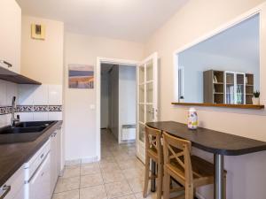 eine Küche mit einem großen Fenster und einem Tisch in der Unterkunft Apartment Tassigny by Interhome in Capbreton + 15 Fotos