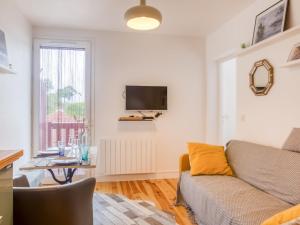 Μια τηλεόραση ή/και κέντρο ψυχαγωγίας στο Apartment la Pergola-2 by Interhome +14 φωτογραφίες