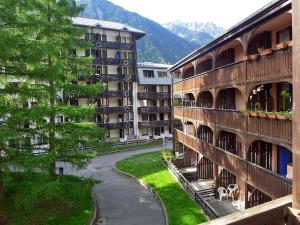 arial view of an apartment building and a courtyard at Apartment Jonquilles-10 by Interhome in Chamonix