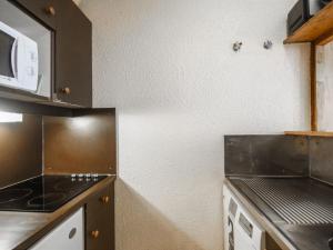 Ett kök eller pentry på Apartment Jonquilles-10 by Interhome