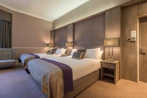 Łóżko lub łóżka w pokoju w obiekcie Crowne Plaza - Sheffield, an IHG Hotel