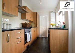 Luxurious 3 Bedroom House by Austen Properties Serviced Accommodation Basingstoke - Garden and Wifi