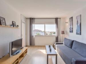 Televízia a/alebo spoločenská miestnosť v ubytovaní Apartment Port Canigó-8 by Interhome