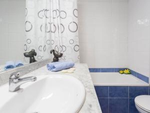 Kúpeľňa v ubytovaní Apartment Port Canigó-8 by Interhome