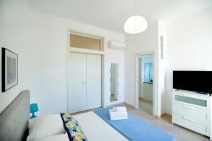 een woonkamer met een bank en een flatscreen-tv bij Casa Miniero Sorrento Center in Sorrento
