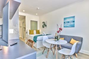 Habitación de hotel con cama y mesa en 319 Albert en Ciudad del Cabo