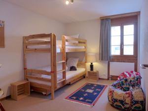 เตียงสองชั้นในห้องที่ Apartment Chalet Burgfeld by Interhome