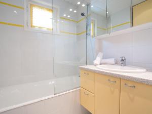 y baño con lavabo y ducha. en Apartment Le Prariond - Val Claret-11 by Interhome, en Tignes