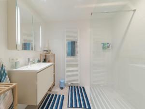 y baño blanco con lavabo y ducha. en Apartment Residentie sunset by Interhome, en Bredene
