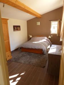 Un pat sau paturi într-o cameră la L'Esquirou