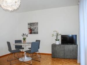 comedor con mesa, sillas y TV en Apartment Junior Suite 1-4 by Interhome, en Ascona