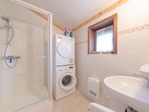 La salle de bains est pourvue d'un lave-linge et d'un lavabo. dans l'établissement Holiday Home Enjoy by Interhome, au Coq