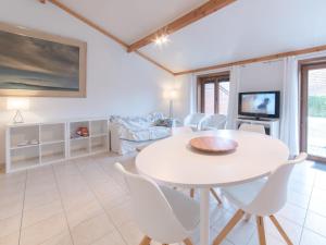 Μια τηλεόραση ή/και κέντρο ψυχαγωγίας στο Holiday Home Enjoy with parking by Interhome