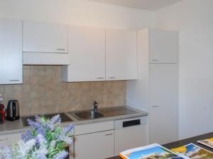 una cocina con armarios blancos y fregadero en Apartment Junior Suite 1-4 by Interhome, en Ascona