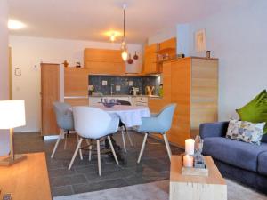 Il comprend une cuisine et un salon avec une table et des chaises. dans l'établissement Apartment Fis by Interhome, à Zermatt