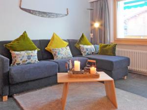 - un salon avec un canapé bleu et une table dans l'établissement Apartment Fis by Interhome, à Zermatt