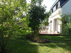 un jardín con un árbol y una terraza de madera en Holiday Home Ty Mam Goz by Interhome en La Trinité-sur-Mer
