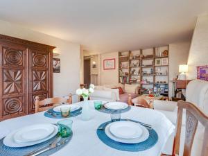 Khu vực ghế ngồi tại Holiday Home Ty Mam Goz by Interhome