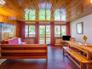 Μια τηλεόραση ή/και κέντρο ψυχαγωγίας στο Apartment Les Grandes Balmes I et II - Le Lac-10 by Interhome