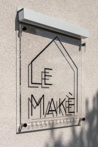 Znak na boku budynku, który mówi, że życie zarządza w obiekcie Le Makè bed & breakfast w mieście Campi Bisenzio