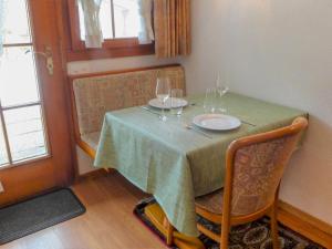 - une table avec un chiffon de table vert et des verres à vin dans l'établissement Apartment Casa Pia-1 by Interhome, à Zermatt