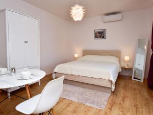 Schlafzimmer mit einem Bett, einem Tisch und Stühlen in der Unterkunft Holiday Home Ana-2 by Interhome in Obrovac