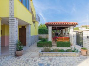patio z altaną obok domu w obiekcie Apartment Meden by Interhome w mieście Galižana