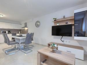 salon ze stołem i telewizorem na ścianie w obiekcie Apartment Meden by Interhome w mieście Galižana