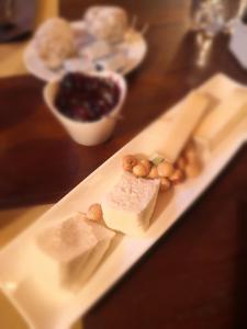 um prato de comida com queijo e nozes numa mesa em Agriturismo Cascina Palazzo em Roddi