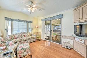 The MeadowsにあるBright Home Pool Access and Screened-In Porch!のソファとテレビのあるリビングルーム