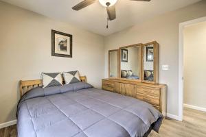 Show Low Home with White Mountain Lake Access! tesisinde bir odada yatak veya yataklar