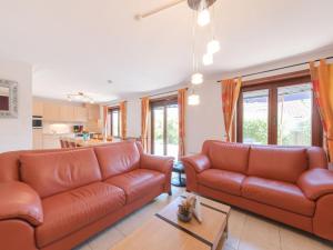 Posezení v ubytování Holiday Home Vissershuisje 09-04 by Interhome