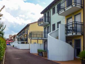 une rangée de bâtiments avec balcon dans une rue dans l'établissement Apartment Tasman S16-2 by Interhome, au Bouveret