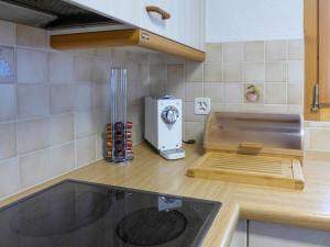 Kuchyň nebo kuchyňský kout v ubytování Apartment Allmi by Interhome