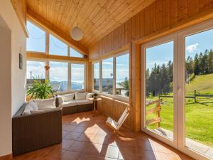 ホーホにあるApartment Pistenblick Gross by Interhomeのリビングルーム(ソファ、窓付) +19枚の写真