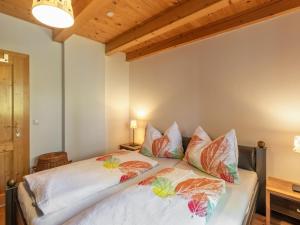 ホーホにあるApartment Pistenblick Gross by Interhomeの白いシーツと枕が備わったベッドのある寝室