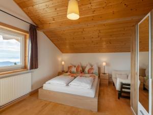 1 dormitorio con cama y ventana en Apartment Pistenblick-2 by Interhome, en Hochrindl