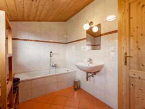 ホーホにあるApartment Pistenblick Gross by Interhomeの洗面台と浴槽のあるバスルーム