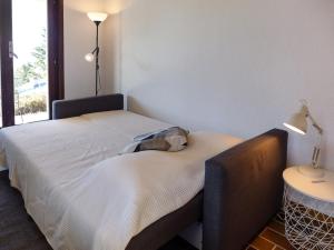 um quarto com uma cama, um candeeiro e uma mesa em Studio Les Arsets 56-2 by Interhome em Taveyannaz