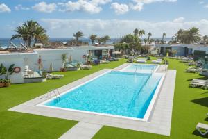 an aerial view of the pool at the resort at Bungalows Doña Rosa in Playa del Ingles
