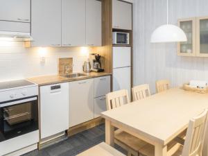 Køkken eller tekøkken på Holiday Home Rukatonttu d 15 by Interhome