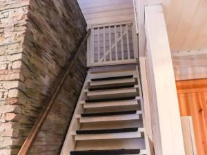 eine Treppe an der Seite eines Backsteingebäudes in der Unterkunft Holiday Home Aurinko-saaga 2 paritalo by Interhome in Hyrynsalmi