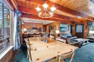 une salle à manger avec une grande table en bois dans une maison dans l'établissement The Wilkie Cabin, à Big Bear City