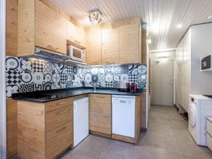 Kitchen o kitchenette sa Apartment Le Grand Pré-6 by Interhome